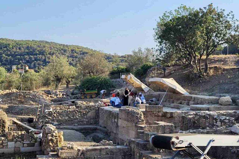 Stanowisko archeologiczne w Epidauros podczas rejsu w Grecji