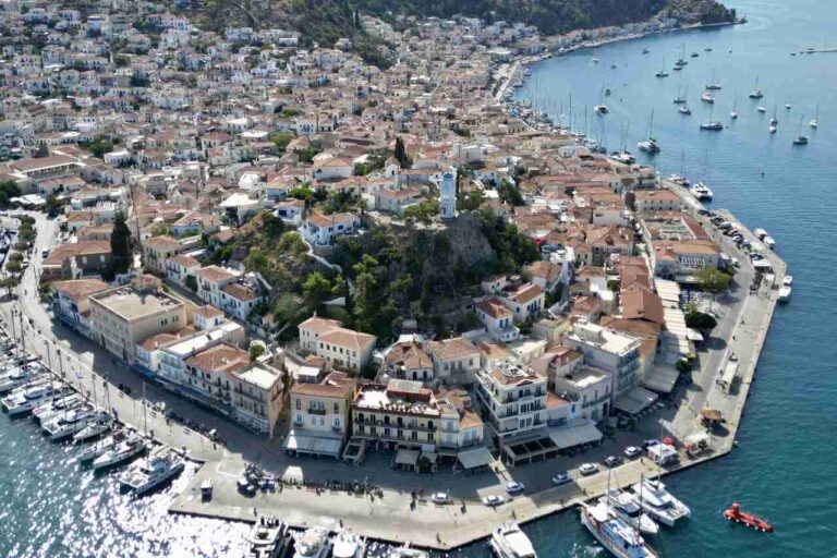 Poros i port widziane z lotu ptaka podczas rejsu w Grecji