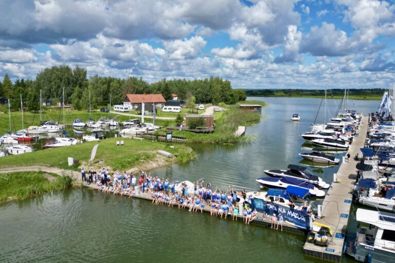 Rodziny z dziećmi podczas rodzinnego rejsu Tata na Mazury