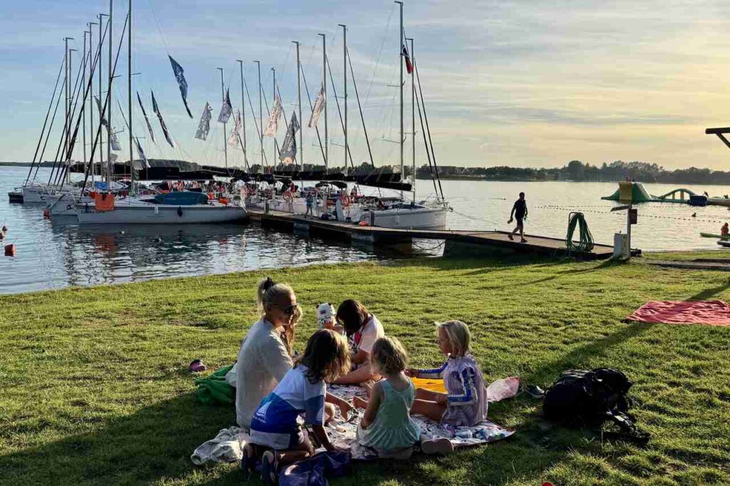 Dzieci podczas warsztatów przy flotylli jachtów na rodzinnym rejsie Tata na Mazury