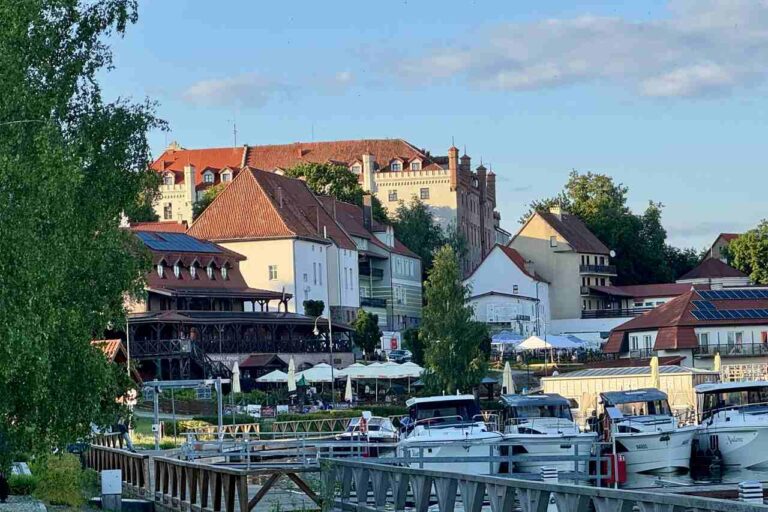 Zamek w Rynie i marina nad jeziorem Ryńskim