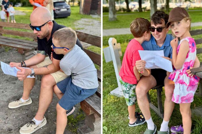 Rodzice i dzieci czytający zadania w grze Skarb Galindów
