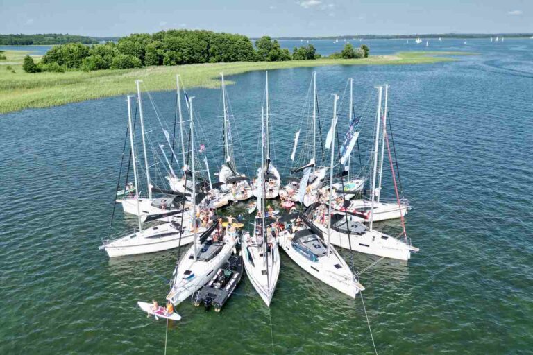 Flotylla jachtów Tata na Mazury połączona w formację Stokrotki