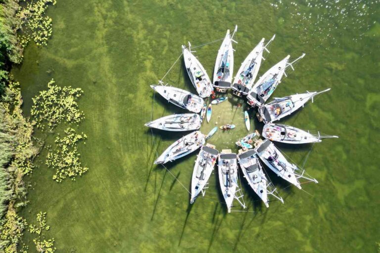 Flotylla jachtów rodzinnego rejsu Tata na Mazury połączona w Stokrotkę
