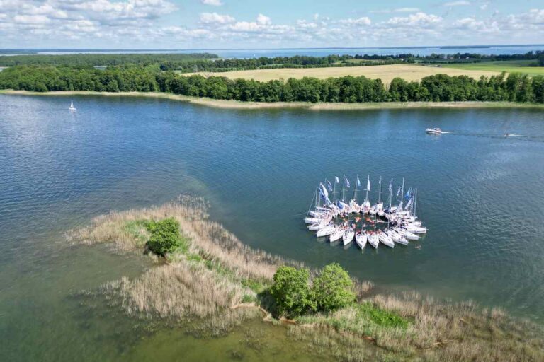 Flotylla jachtów Tata na Mazury połączona w formację Stokrotki