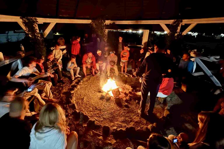 Rodziny z dziećmi podczas wieczornego ogniska na rejsie Tata na Mazury
